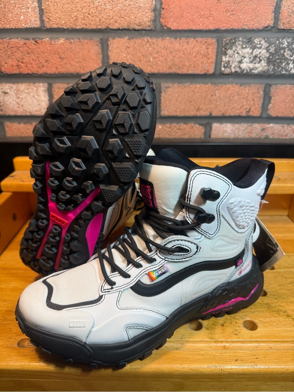 VANS MTE Gore-Tex Waterproof White Black Pink High Top Sneakers Wmns 9/ M 7.5